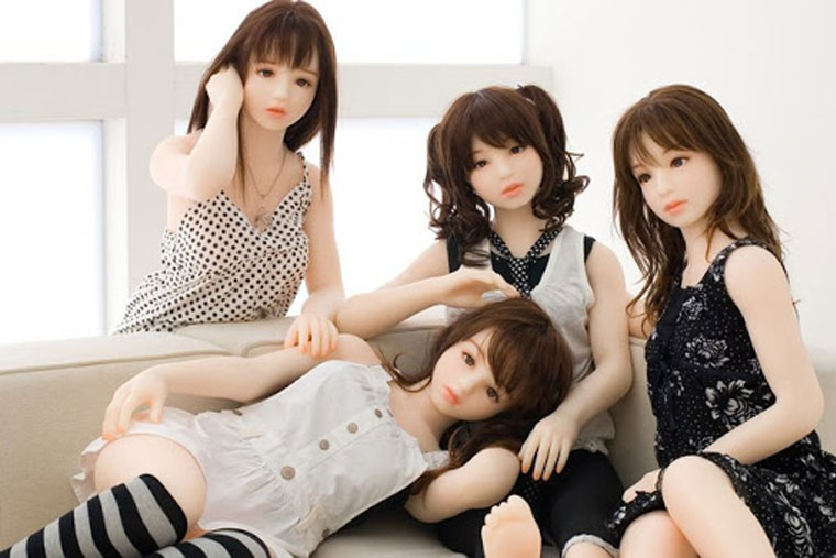 Búp bê <span class='marker'>tình dục</span> được <span class='marker'>phân phối</span> để có <span class='marker'>dạng hình</span> <span class='marker'>na ná</span> với <span class='marker'>thân thể</span> người thật, <span class='marker'>đặc thù</span> là cơ quan sinh dục